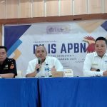 Kepala Kantor KPPN Mimika, Iwan Megawan (tengah)didampingi Kepala Kantor KPP Pratama Timika, Ambar Arum Ari Mulyo dan Kepala KPPBC TMP C Amamapare, M Rofiudzdzikri saat menggelar pers rilis.