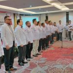 Ketua PMI Provinsi Papua, Zakir Degei saat melantik kepengurusan PMI Provinsi Puncak disaksikan Bupati Kabupaten Puncak, Willem Wandik