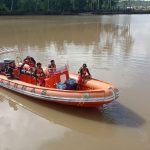 Tim SAR lakukan pencarian korban.