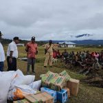Penyaluran bantuan dari Polri ke warga Agandugume Kabupaten Puncak