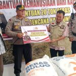 Penyerahan bantuan dari Kapolri yang di wakili Kapolres Mimika