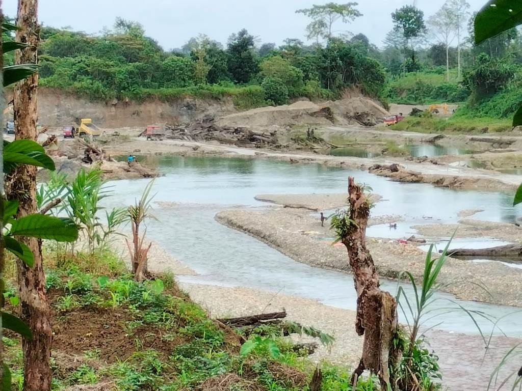Aktivitas penambangan sirtu ilegal di kali jembatan SP 2