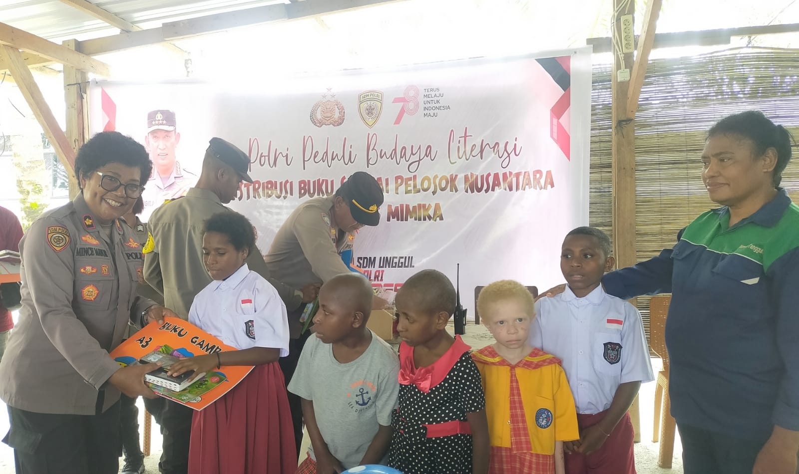Jajaran Polres Mimika menyerahkan buku bacaan kepada anak-anak di Panti Asuhan Santa Susana.