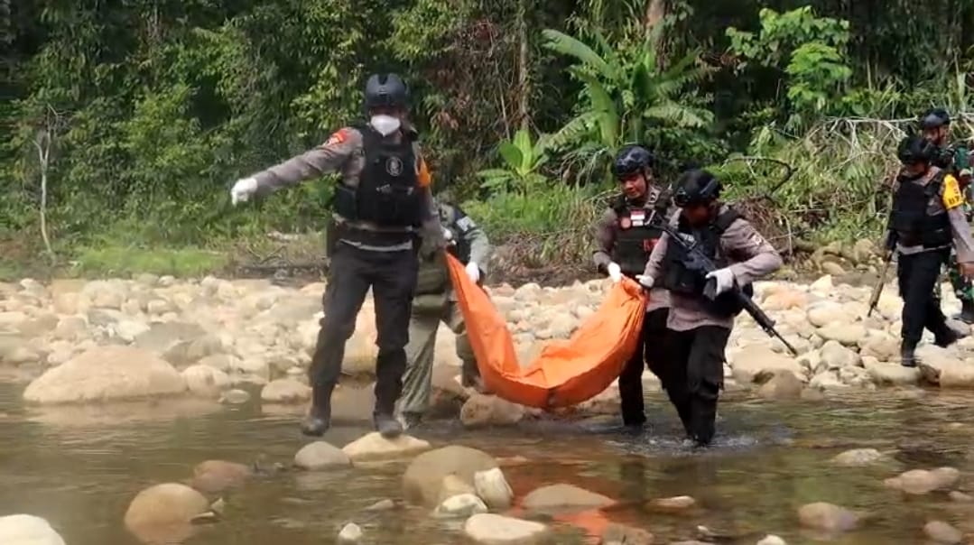 Proses evakuasi jenazah korban pembantaian KKN di Yahukimo