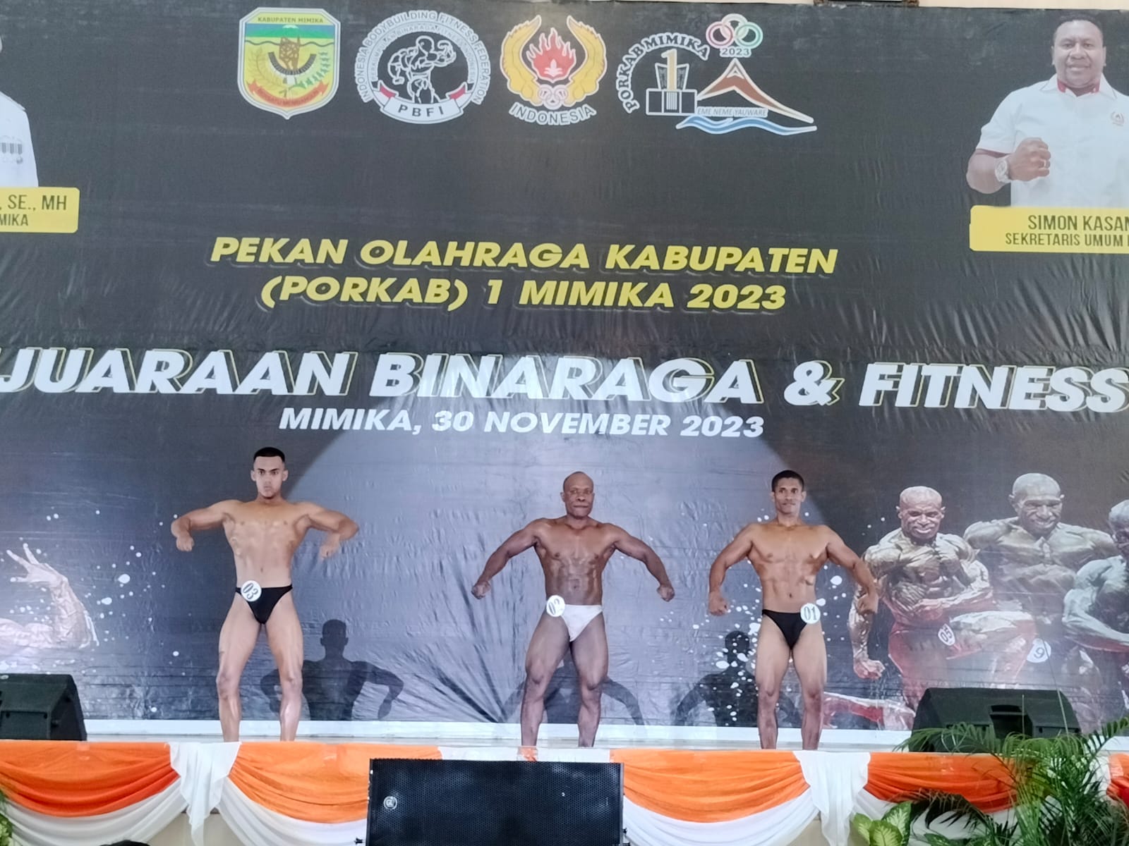 Para atlet binaraga saat tampil di ajang kejuaraan binaraga dan fitnes yang digelar PBFI Mimika