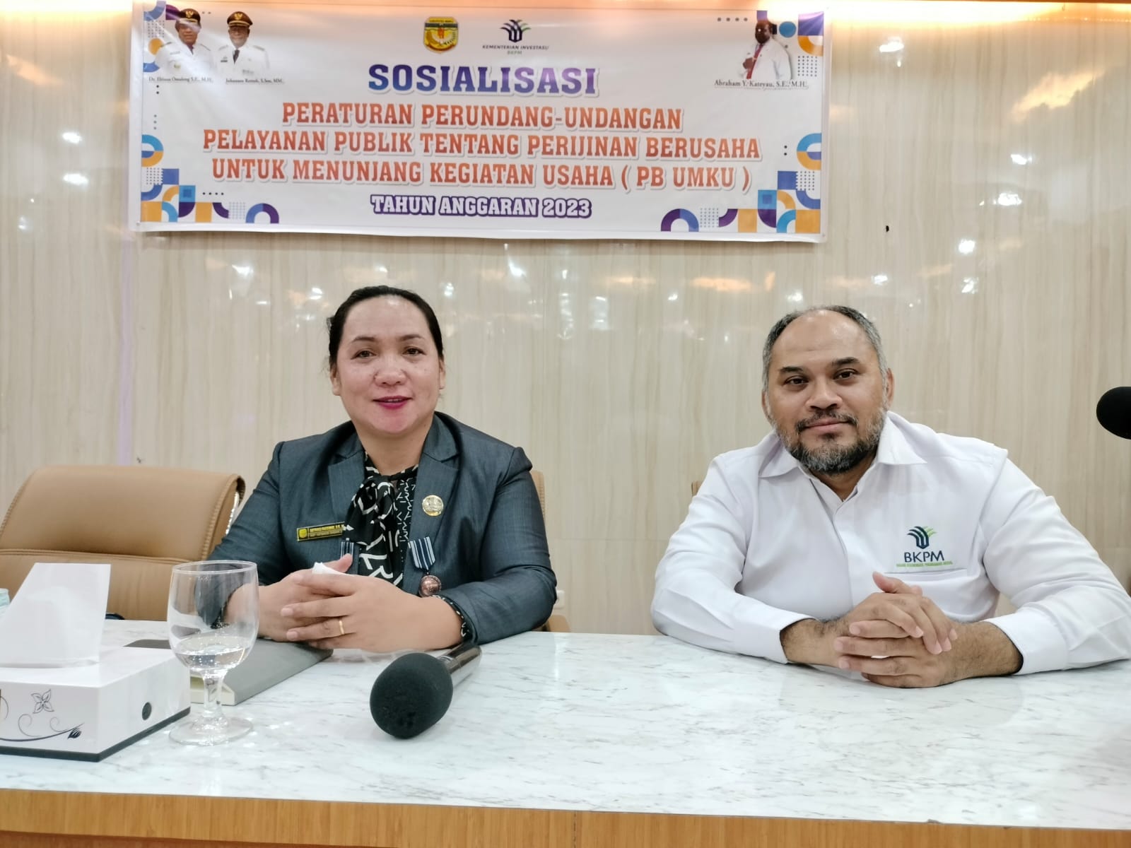 Sekretaris DPMPTSP, Beatriks Pademme bersama Agus Prayitno selaku Direktorat Sistim Perizinan Berusaha Kementerian Investasi Badan Koordinasi Penanaman Modal (BKPM) usai sosialisasi