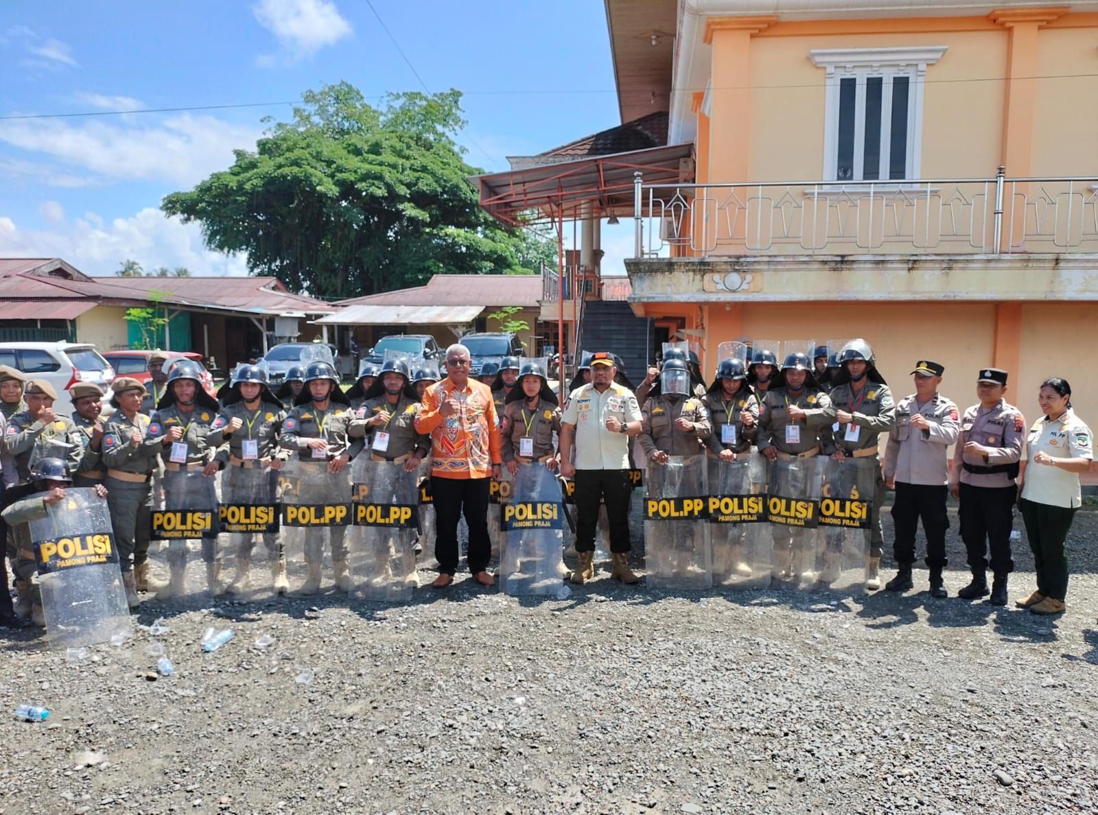 Wakil Bupati Mimika, Johannes Rettob bersama Kasatpol PP, Ronny S Marjen dan peserta Diklatsar angkatan ke-2