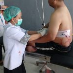 Anggota Polri korban penembakan saat menjalani perawatan medis