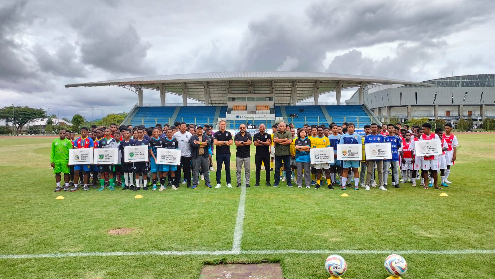 Direktur & EVP Sustainable Development PTFI, Claus Wamafma di tengah-tengah para pemain sepak bola yang berlaga di turnamen FJC 2024