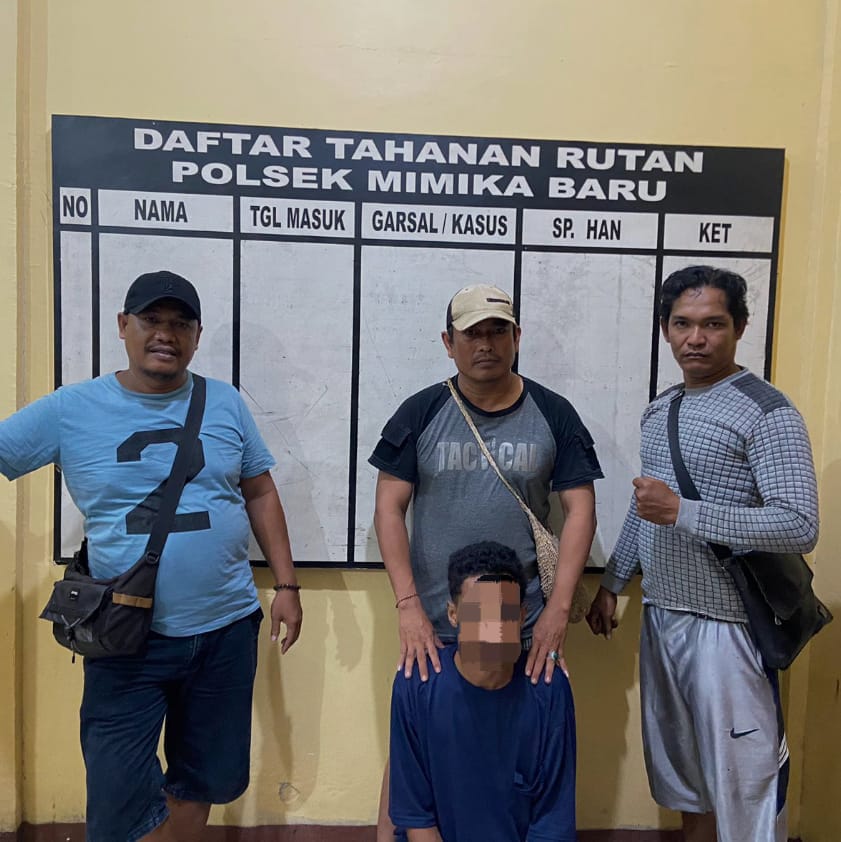 Pelaku penganiayaan (Posisi Duduk) saat diamankan