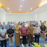 Pj Bupati Mimika, Valentinus S Sumito, Sekretaris Bakesbangpol, Alfasiah, pemateri, guru pendamping dan siswa-siswi SMA, SMK di sela-sela pembukaan