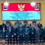 Pj Bupati Mimika, Valentinus S Sumito saat berfoto bersama Ketua DPRD, Anthon Bukaleng dan anggota usai pembukaan rapat paripurna tentang pembahasan Raperda Non APBD