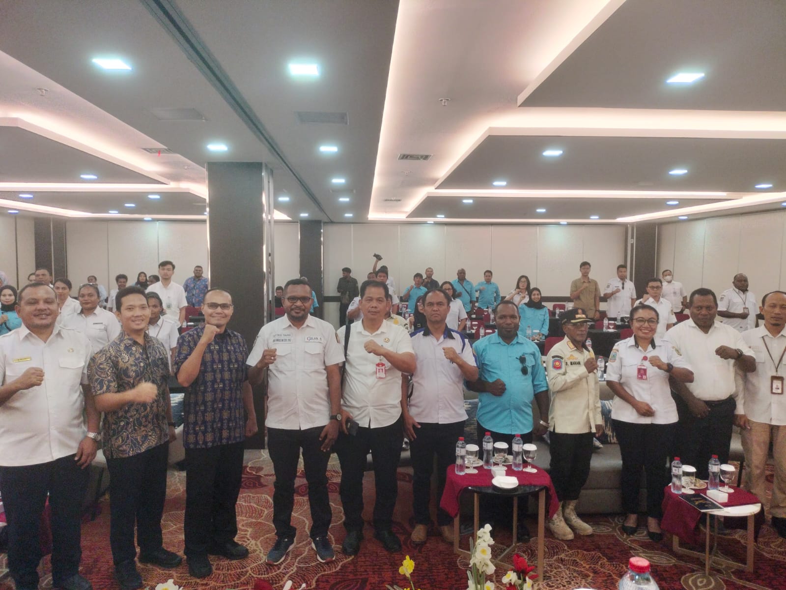 Staf Ahli Bupati, Septinus Timang bersama kepala-kepala OPD dan peserta sosialisasi Siberi dan layanan dara base di sela-sela kegiatan