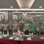 Asisten III Setda Mimika, Everth Himdom, Kabid E Goverment Kominfo Mimika, Robert Kambu, nara sumber dan OPD serta pihak terkait di sela-sela FGD smart city