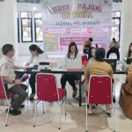 Pegawai Bapenda Mimika saat memberikan pelayanan bayar pajak di Diana Mall..