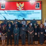 Pj Bupati Mimika, Valentinus S Sumito bersama kepala OPD, Ketua DPRD Mimika, Anthon Bukaleng dan anggotanya usai paripurna pandangan umum fraksi-fraksi terhadap Ranperda Non APBD