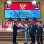 Pj Bupati Mimika, Valentinus S Sumito saat menerima dokumen pengesahan Perda Non APBD Tahun 2024 dari Ketua DPRD, Anton Bukaleng