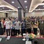 Staf Ahli Bupati, Yakobus Karet bersama Sekretaris BPKAD, Yandry Sedubun, Kepala OPD dan bendaharanya di sela-sela pembukaan kegiatan pembinaan keuangan daerah