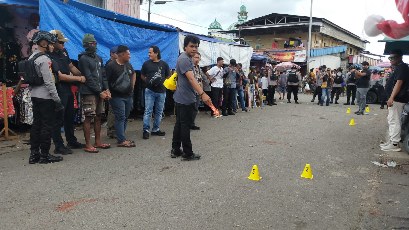 Polisi saat lakukan olah TKP kasus pembunuhan di jalan belakang hotel Serayu.