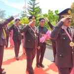 Tradisi pedang pora saat pelepasan anggota Polres Mimika yang purna bakti.