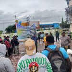 Para mahasiswa yang tergabung dalam IPMAMI saat menggelar aksi demo damai di depan Kantor Dinas Pendidikan.