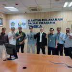 Kepala KPP Pratama Timika, Hadi Subagiyono (lima dari kiri) bersama para pegawai.