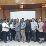 Pihak Hapak saat menyerahkan pernyataan sikap penolakan dua perusahaan pembangunan pabrik semen dan keramik kepada Ketua Sementara DPRD Mimika, H Iwan Anwar usai RDP