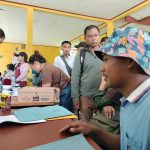 Masyarakat Distrik Iwaka saat mengambil sertifikat elektronik