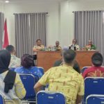 Asisten I Setda Mimika, Drs Ananias Faot saat memimpin rapat dengan para lurah di Distrik Mimika Baru