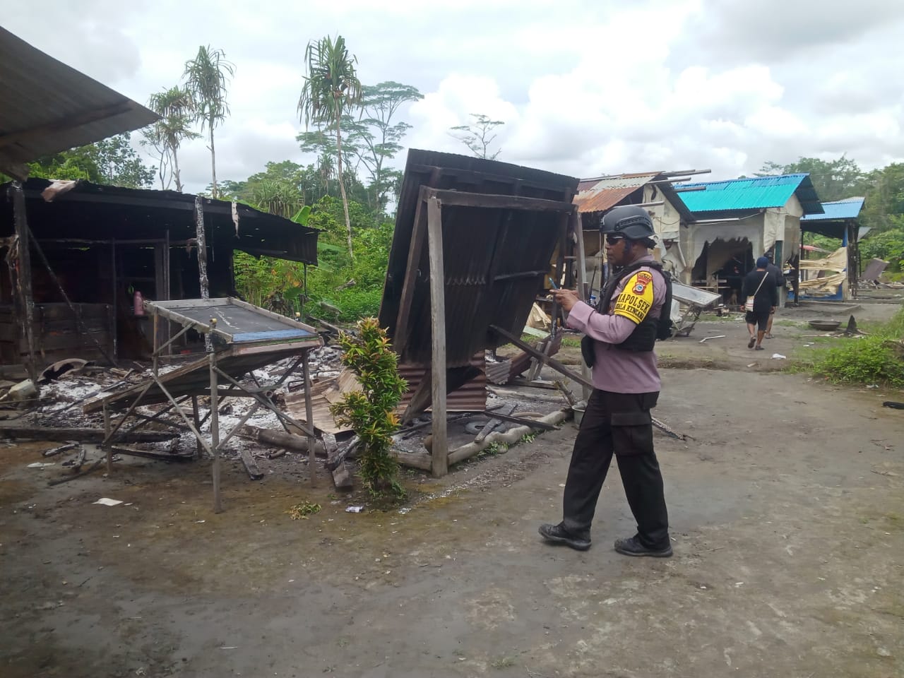 Aparat gabungan saat respon TKP pembakaran camp pendulang.
