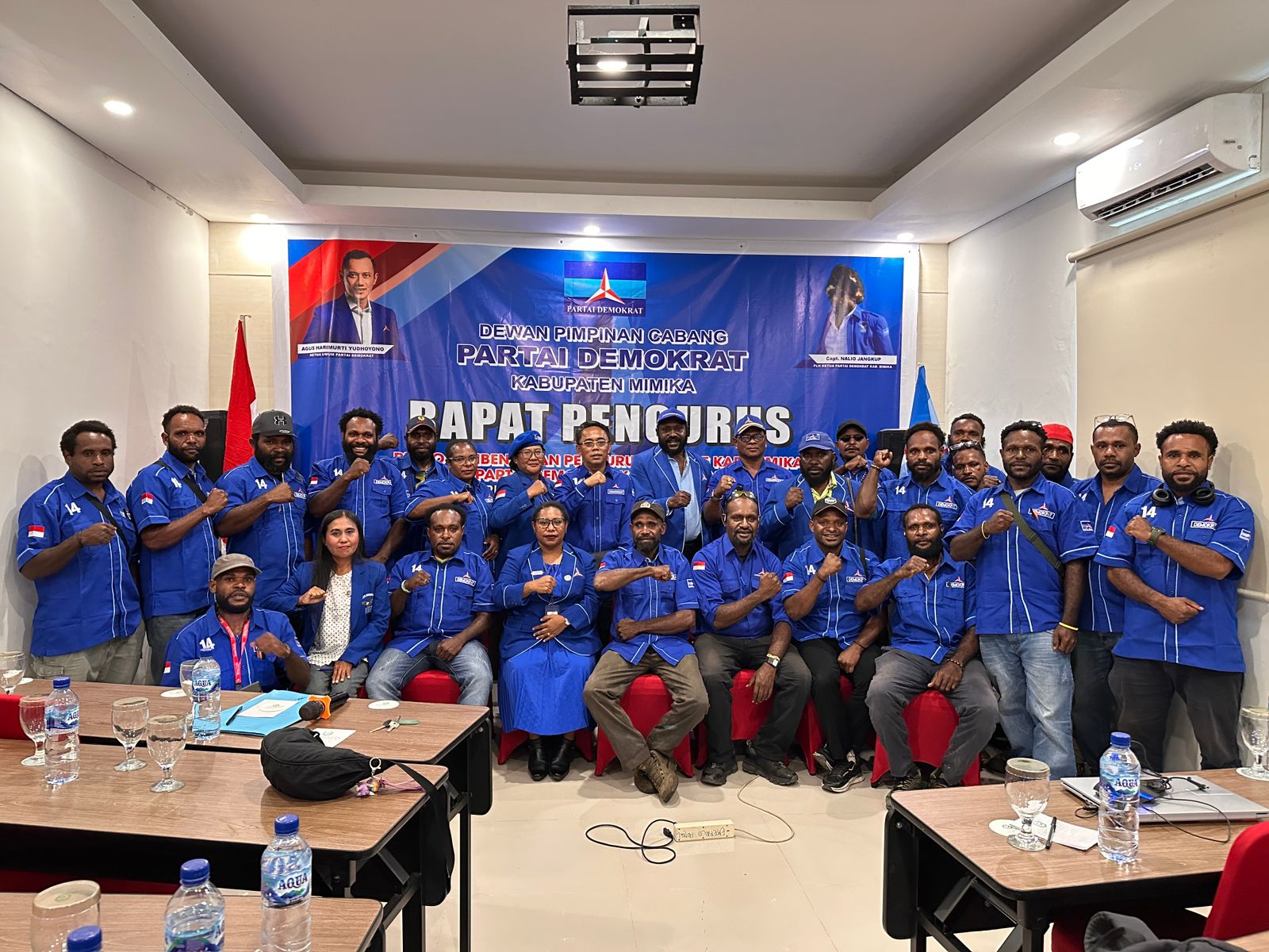 Plh Ketua DPC Partai Demokrat Kabupaten Mimika, Nalio Jangkup bersama DPAC serta kader dan anggota Partai Demokrat usai rapat pleno.