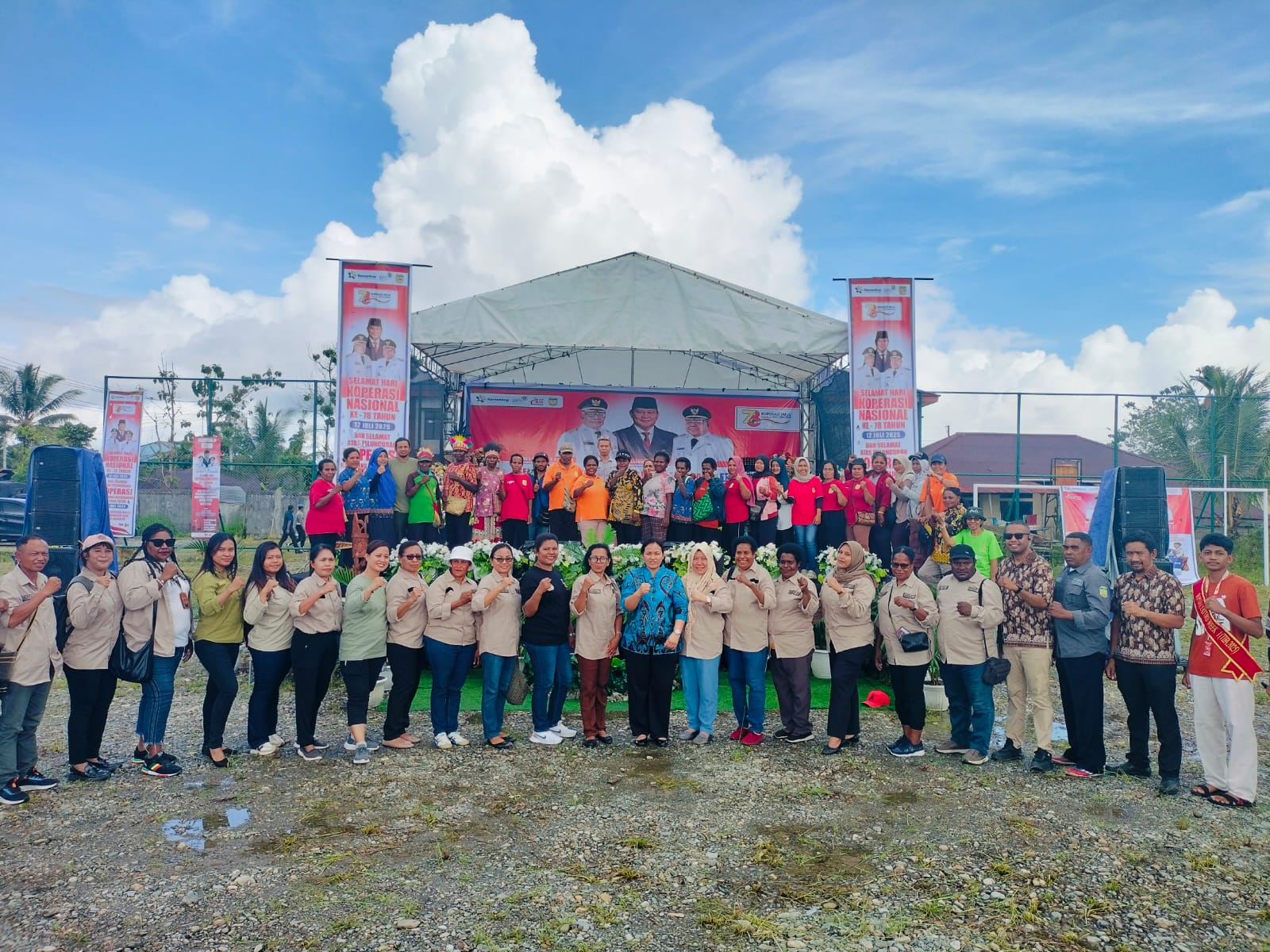 Kepala Dinas Koperasi dan UMKM Mimika, Ida Wahyuni bersama staf dan para pelaku UMKM usai pembukaan pameran