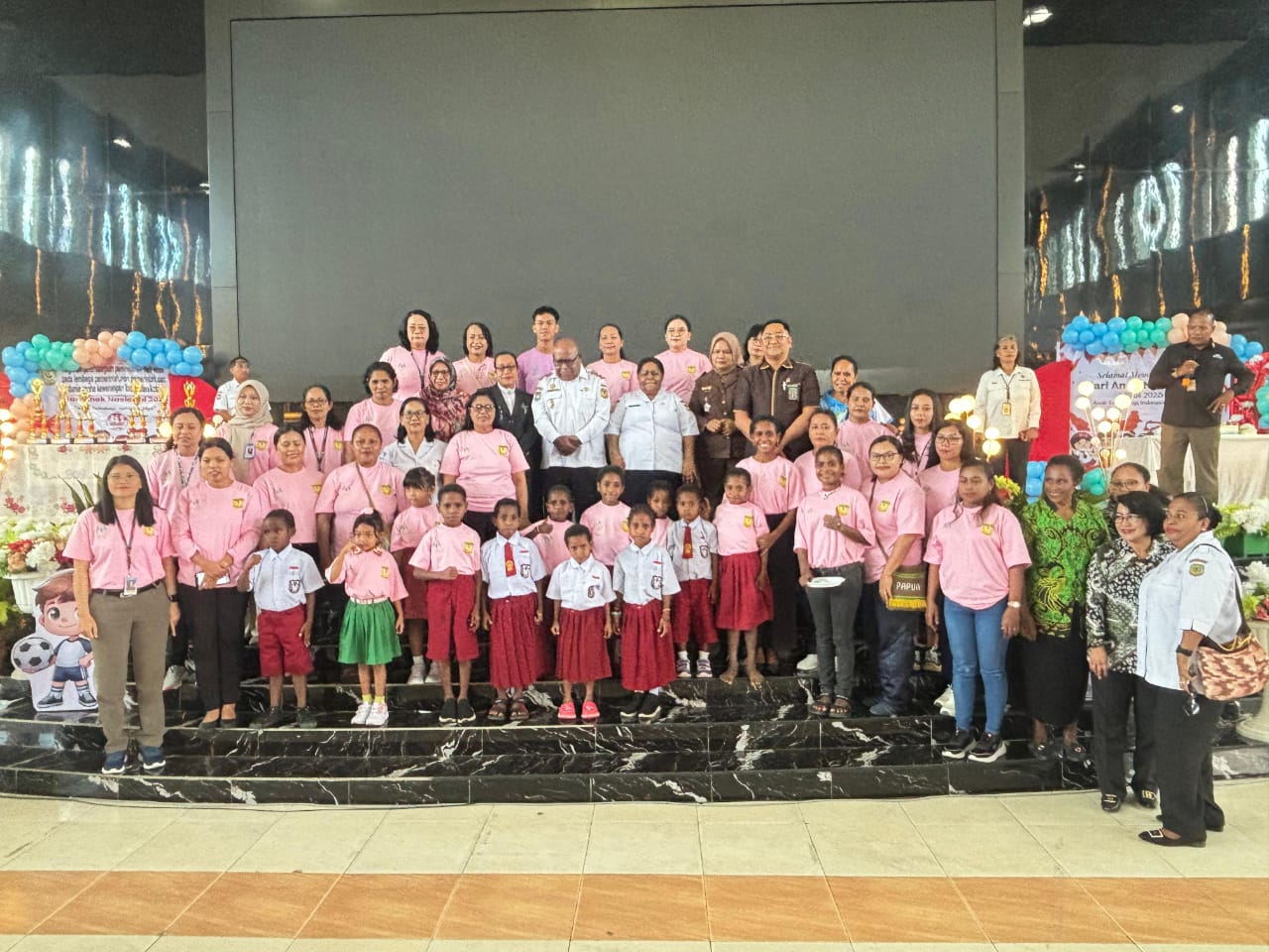 Wakil Bupati Mimika, Emanuel Kemong saat berada di tengah anak-anak pada peringatan Hari Anak Nasional ke-41.